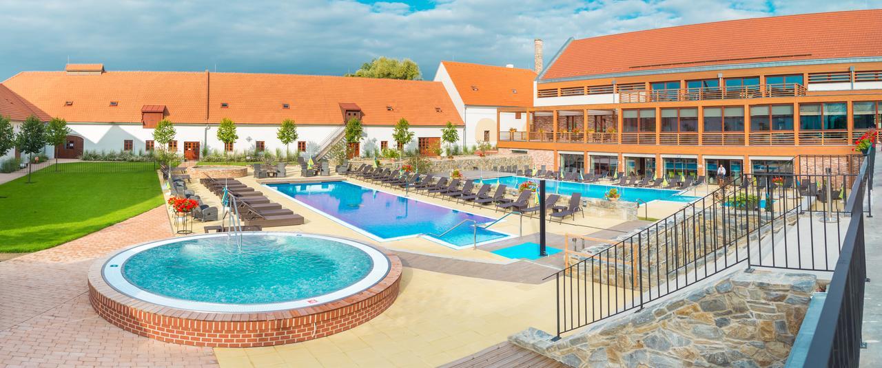 Hotel Zamek Valec Vladislav Екстер'єр фото